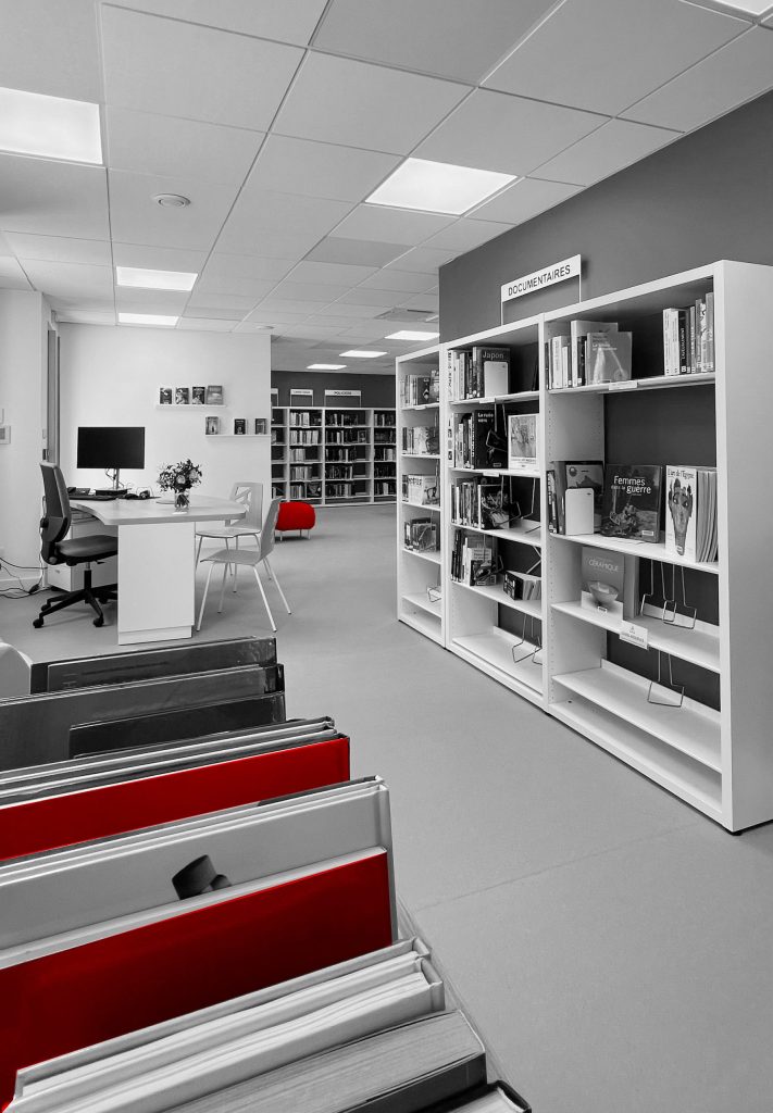Aménagement d’une bibliothèque dans un immeuble au Lavandou avec 3i